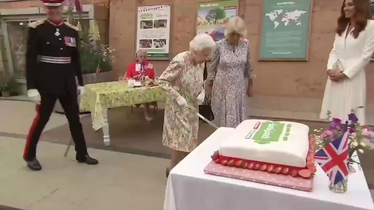 Sommet Du G7 Elizabeth Ii S Amuse Et Sabre Le Gateau Minutes