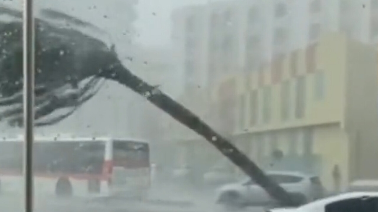 Chaos in Dubai wegen Staubsturm und Regen