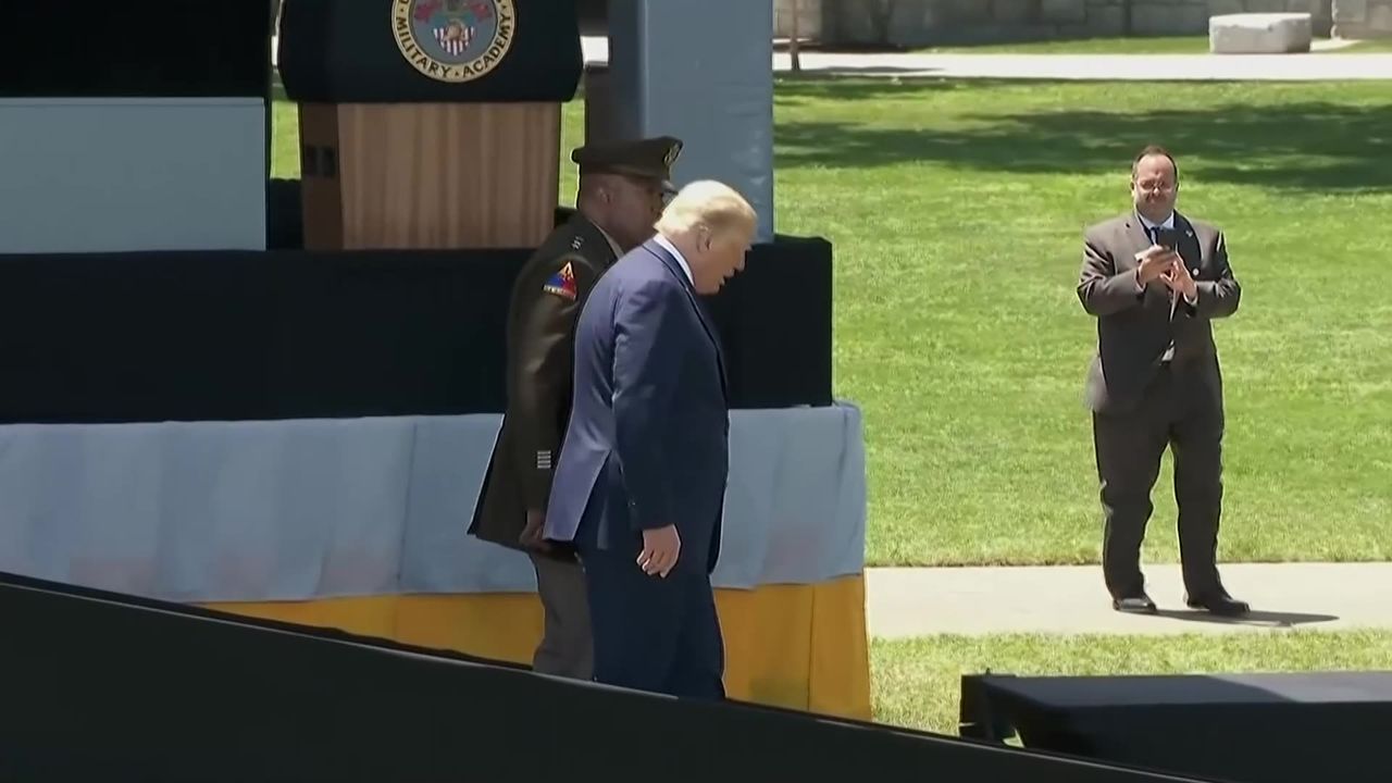 Trump sorgt mit Gang über eine Rampe für Aufsehen